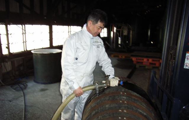 Akuto-san filling casks at Chichibu.